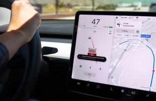 Tesla est contraint de brider certaines capacités de l'Autopilote en Europe