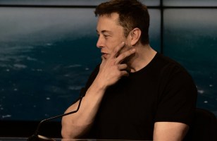 Elon Musk affirme qu'il avait envisagé de vendre Tesla à Apple