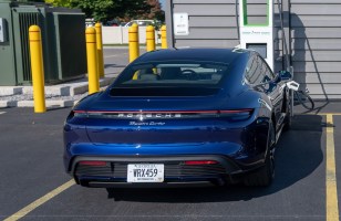 La Porsche Taycan atteint un pic de charge de 270 kW : à quoi...