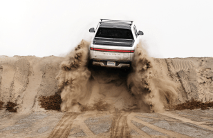 En attendant le pickup de Tesla, Rivian lui met un petit coup de pression