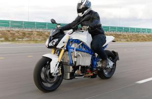 Après son scooter de référence, BMW travaille sur une grosse moto 100 % électrique