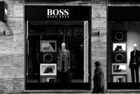 Un comédien change son nom en Hugo Boss pour dénoncer les abus des marques