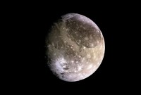 Ganymède, la lune de Jupiter, serait quasiment couverte d'un immense cratère