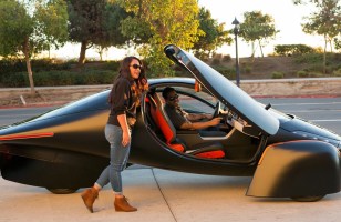 Cette voiture électrique solaire à trois roues n'aurait jamais besoin d'être branchée