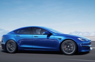 Tesla : l'Autopilot par abonnement sera lancé avec un peu de retard