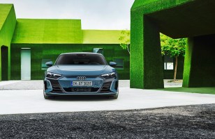 La nouvelle Audi e-tron GT est comme une Porsche Taycan, mais encore plus belle