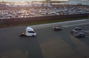 Le nouveau Tesla Semi électrique a été vu pour la première fois en train...