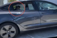 L’homme qui conduit sa Tesla en Autopilot depuis la banquette arrière continue de narguer...