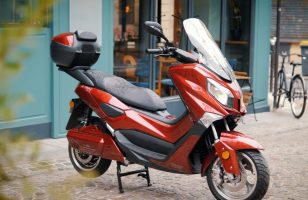 Test du e-trax : le « petit » maxi-scooter, 100 % électrique et 100 %...