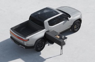 La cuisine intégrée dans le pickup électrique de Rivian est mieux équipée que la...