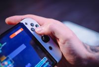 L'écran de la Nintendo Switch OLED est équipé d'un film de protection (à ne...