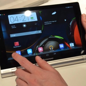 Prise en main du Lenovo Yoga 10HD+, la tablette Android sous trois angles