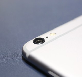 Pourquoi l’objectif de l’iPhone se raye t-il si vite malgré la présence de cristal de saphir ?