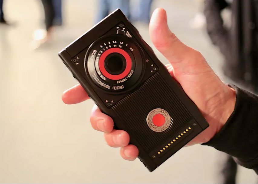 RED Hydrogen One : le smartphone à écran holographique passe entre les mains de la presse