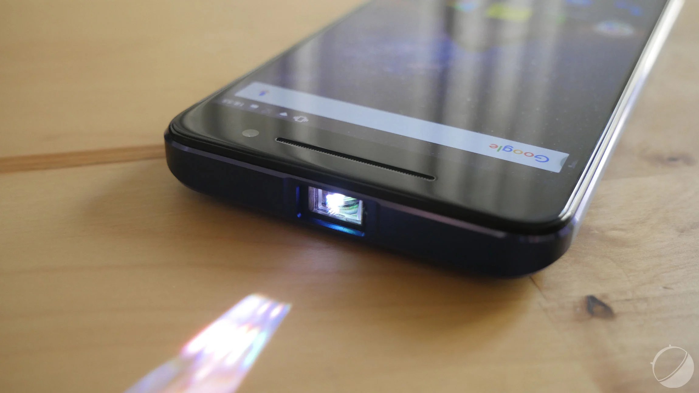 Prise en main du Logicom Volt-R, le smartphone équipé d’un picoprojecteur
