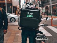 Carrefour s’allie à Uber Eats pour livrer les courses à domicile pendant le confinement