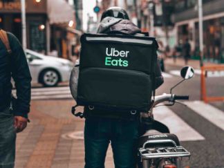 Carrefour s’allie à Uber Eats pour livrer les courses à domicile pendant le confinement
