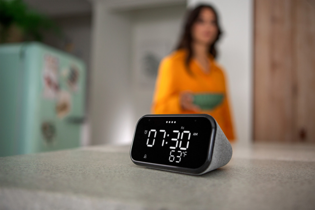 Lenovo présente son Smart Clock Essential, un réveil intelligent qui va à l’essentiel