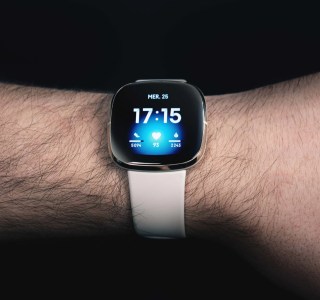 Fitbit préparerait deux montres et un bracelet… mais toujours sans Wear OS
