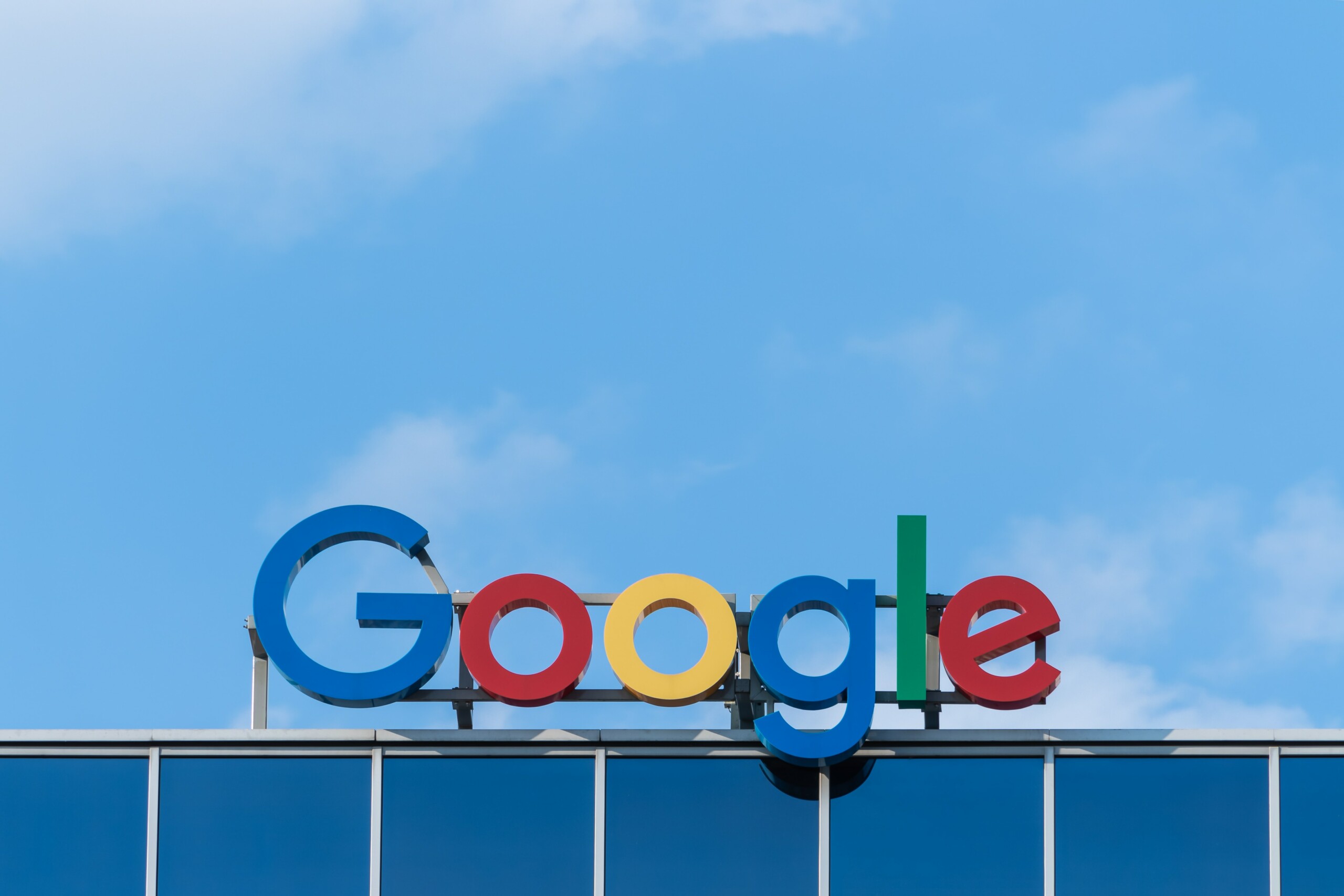 Google cherche à esquiver plus de 4 milliards d’euros d’amende en Europe… trois ans après la sanction