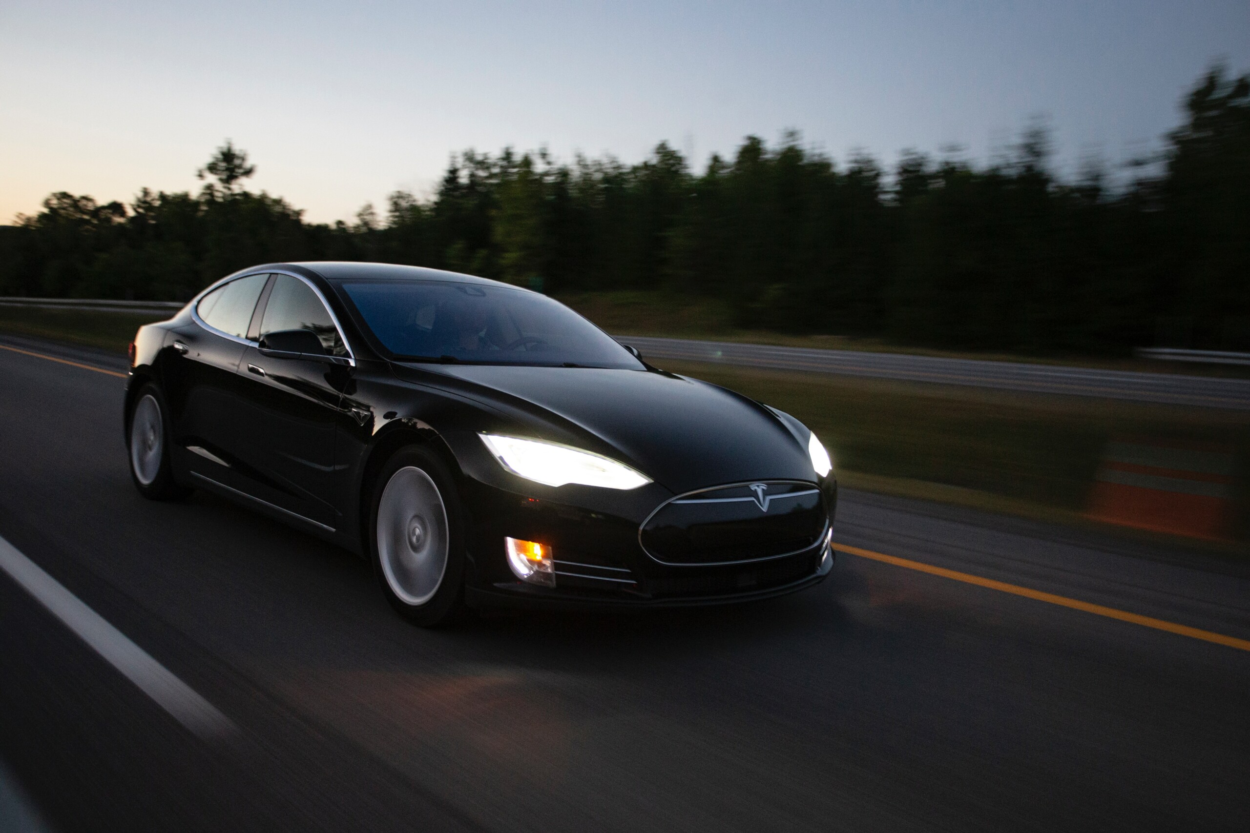 Tesla lance son abonnement à la conduite autonome : prix, fonctionnalités et disponibilité