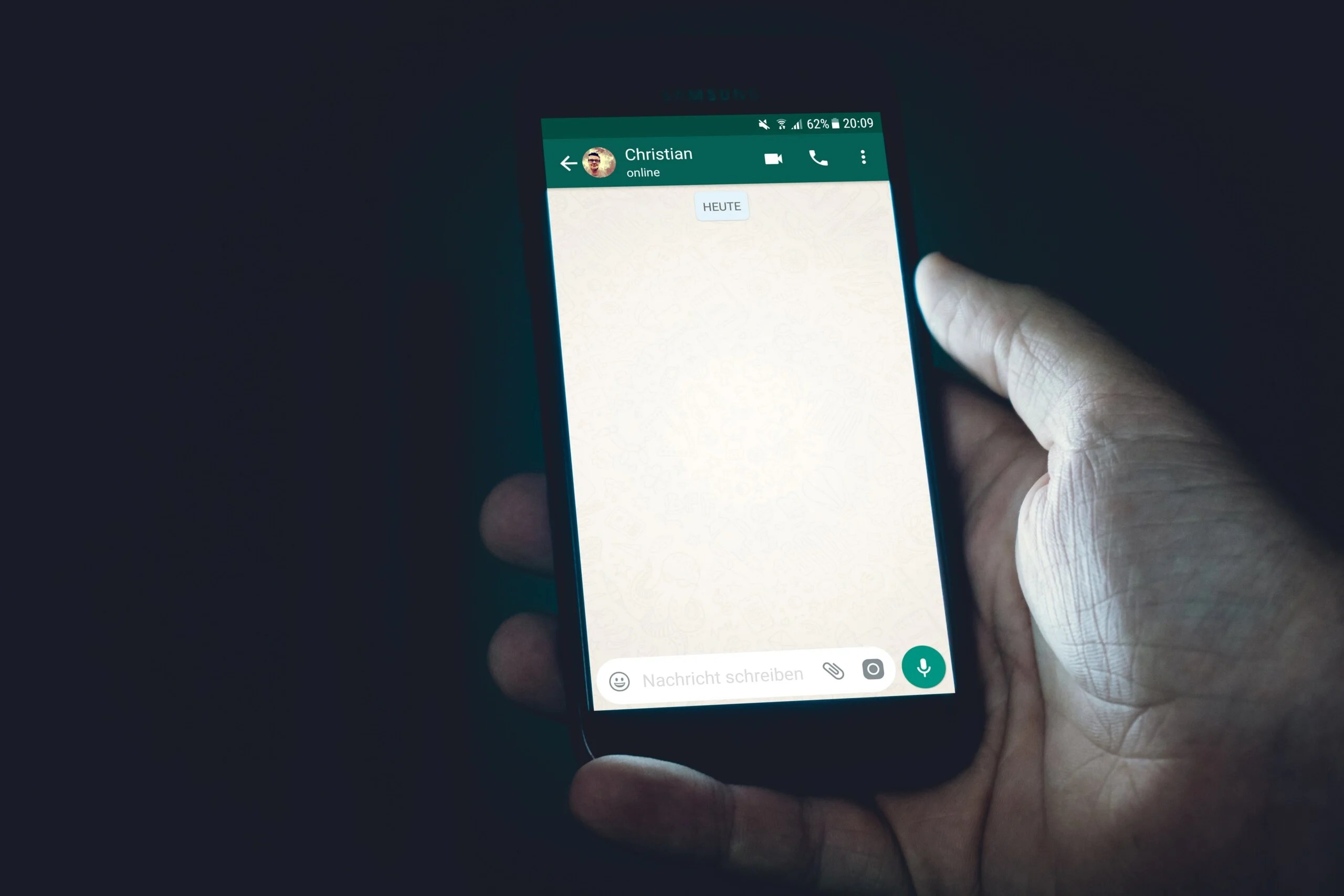 WhatsApp retravaille l’interface de ses appels audio pour faire plus moderne