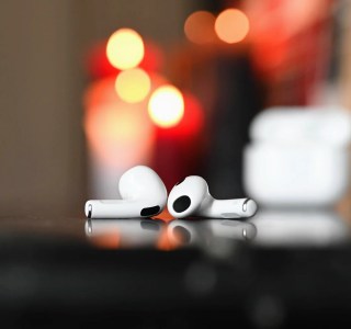 Les AirPods restent la référence des écouteurs sans fil, même si Apple perd de sa superbe