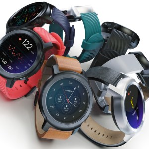 Moto Watch 100 : Motorola lance une montre avec deux semaines d’autonomie pour moins de 100 €