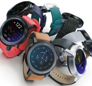 Moto Watch 100 : Motorola lance une montre avec deux semaines d’autonomie pour moins de 100 €