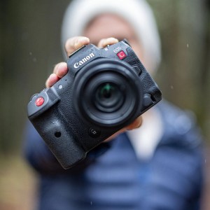 EOS R5 C : Canon dévoile un nouvel appareil photo qui a tout d’une caméra vidéo pro