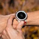 Avec la Coros Apex 2, les sportifs peuvent acquérir une montre connectée complète à moins de 300 euros