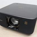 Ce vidéoprojecteur LED en promo à 269 € transforme votre salon en cinéma Full HD avec écran 200&Prime;, pop-corn non inclus