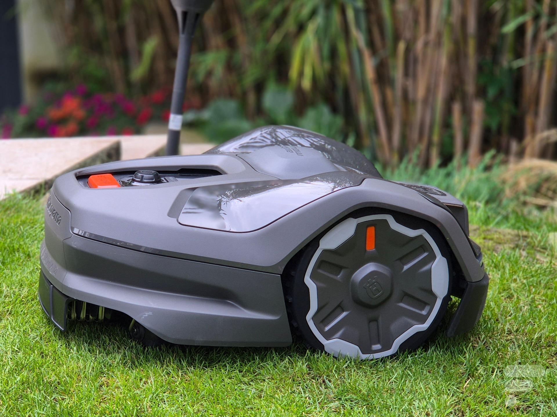 Test du Husqvarna Automower 410XE Nera : le robot tondeuse avec coupe-bordure intégré