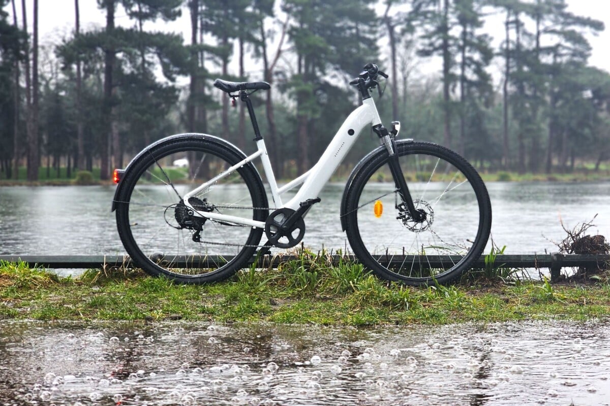 On a testé le nouveau vélo électrique Decathlon à moins de 1000 € : efficace et confortable pour la ville et le tout-chemin