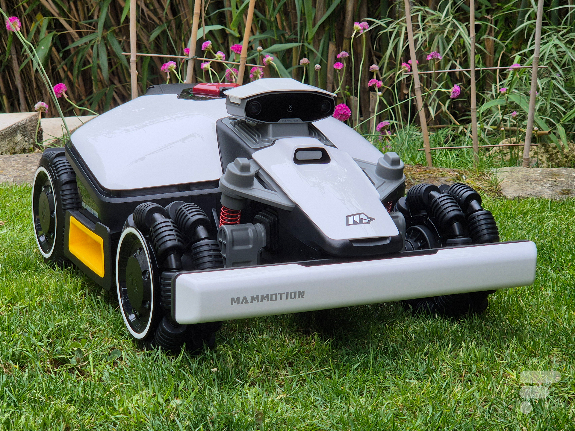 Test de la tondeuse robot Mammotion Luba Mini AWD : complète, tout-terrain et précise