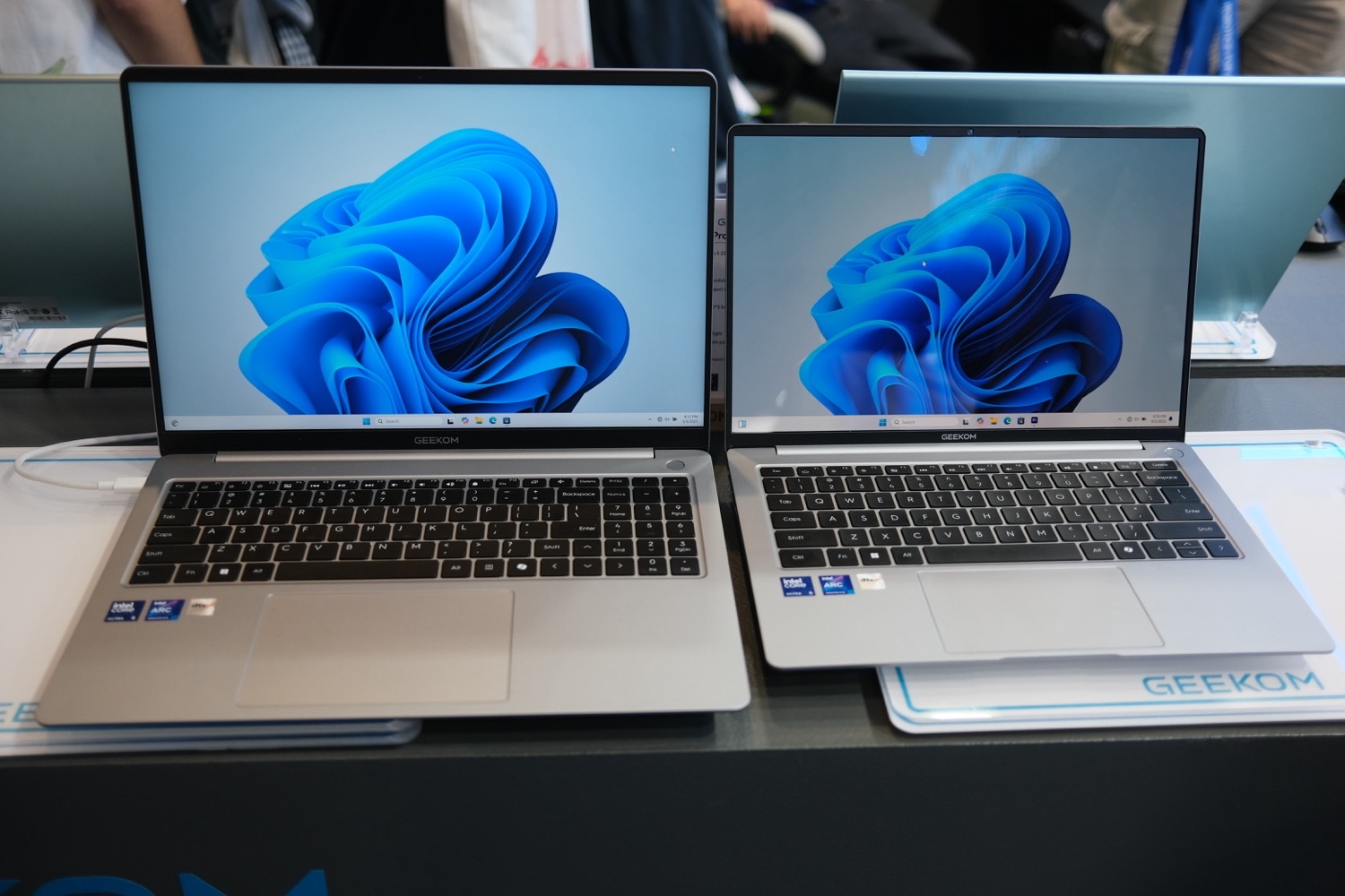 On a vu les premiers PC portables de Geekom et on a des doutes