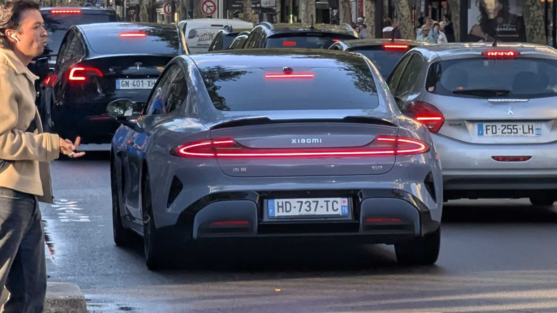 On a croisé une Xiaomi SU7 en plein Paris avec une plaque française : voici l’histoire derrière