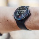 Amazon baisse le prix de la version XL de Google la Pixel Watch 4, avec une livraison garantie avant Noël
