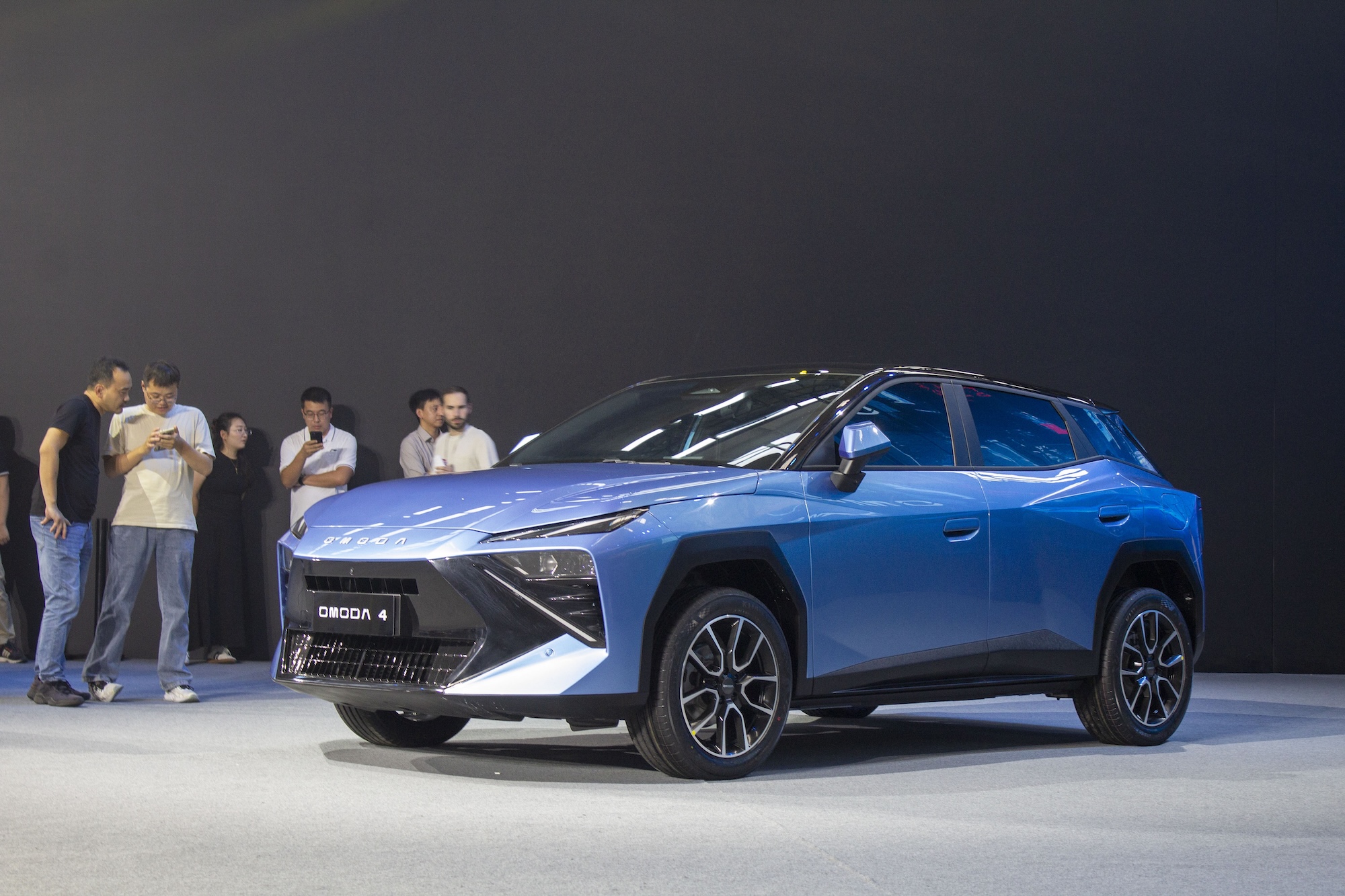 On a vu l’Omoda 4 : comment cette voiture électrique et hybride chinoise compte bousculer les petits SUV européens