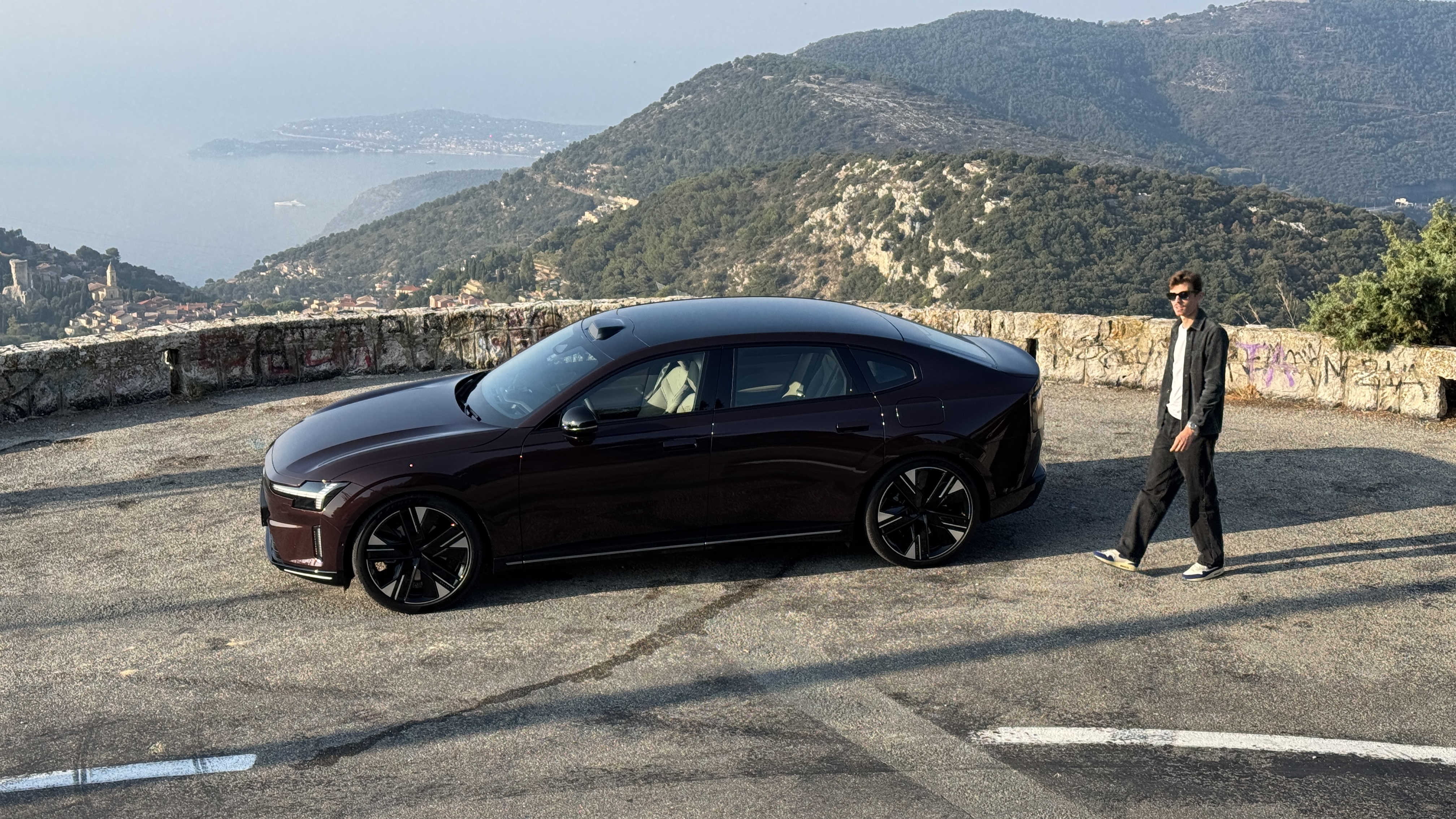 On a essayé la Volvo ES90, une voiture électrique qui rend les longs voyages faciles