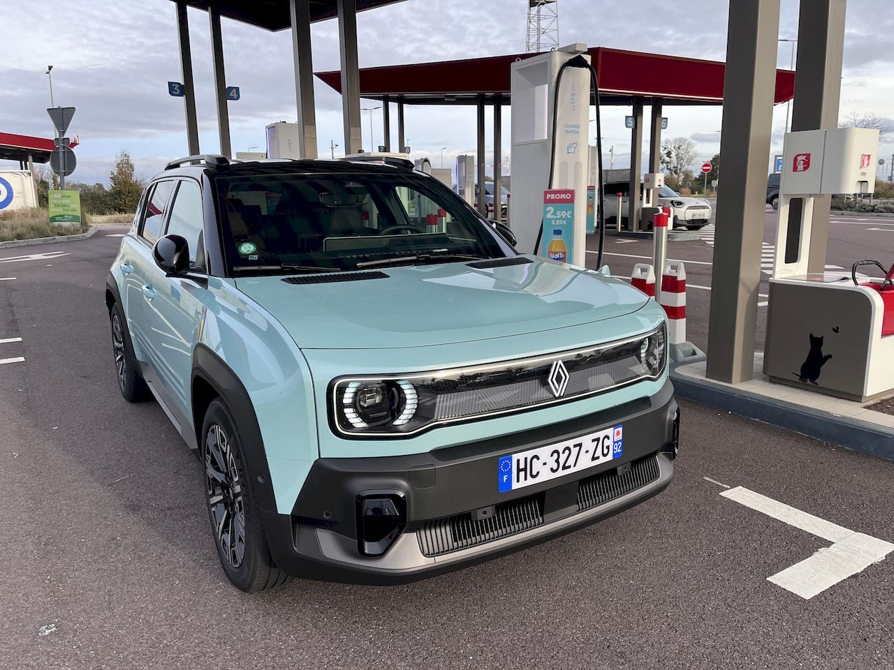 On a testé la Renault 4 E-Tech sur autoroute pour savoir si cette voiture électrique est taillée pour les départs en vacances