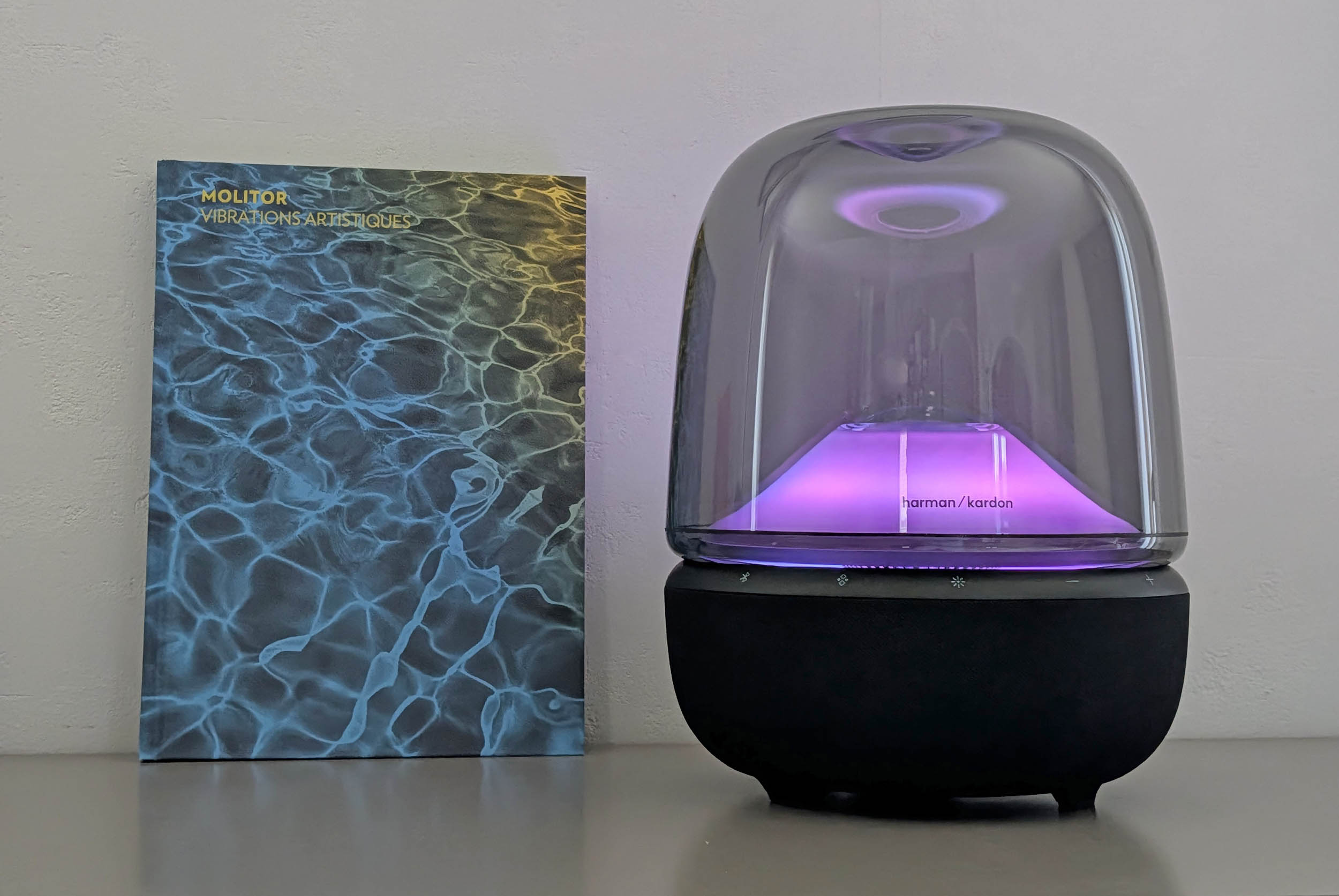 Test de la Harman Kardon Aura Studio 5 : quand le son devient lumière, l’enceinte de salon qui fascine vos sens