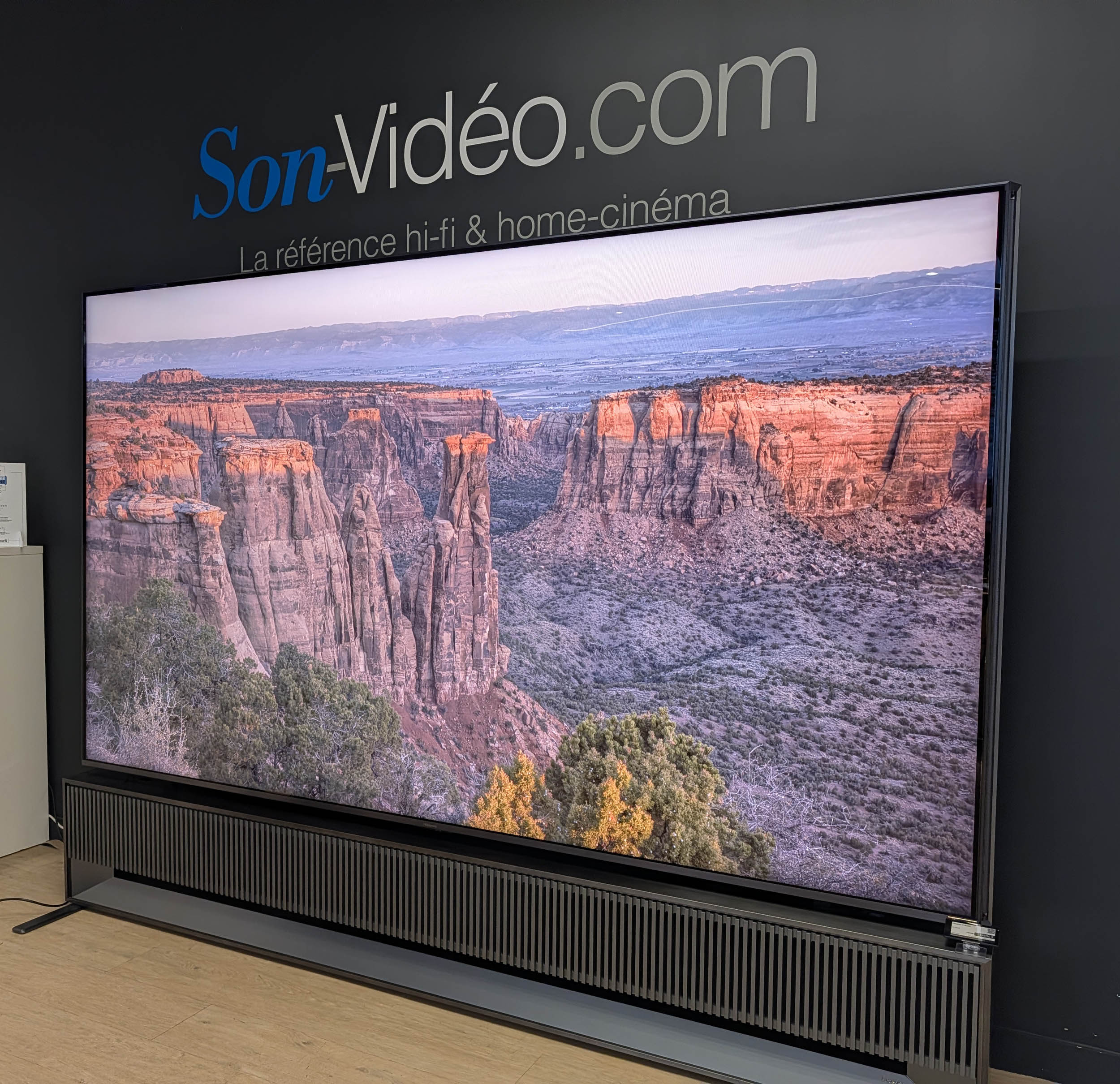 Prise en main du TV géant de 116 pouces Hisense 116UX  : le téléviseur LCD de tous les records