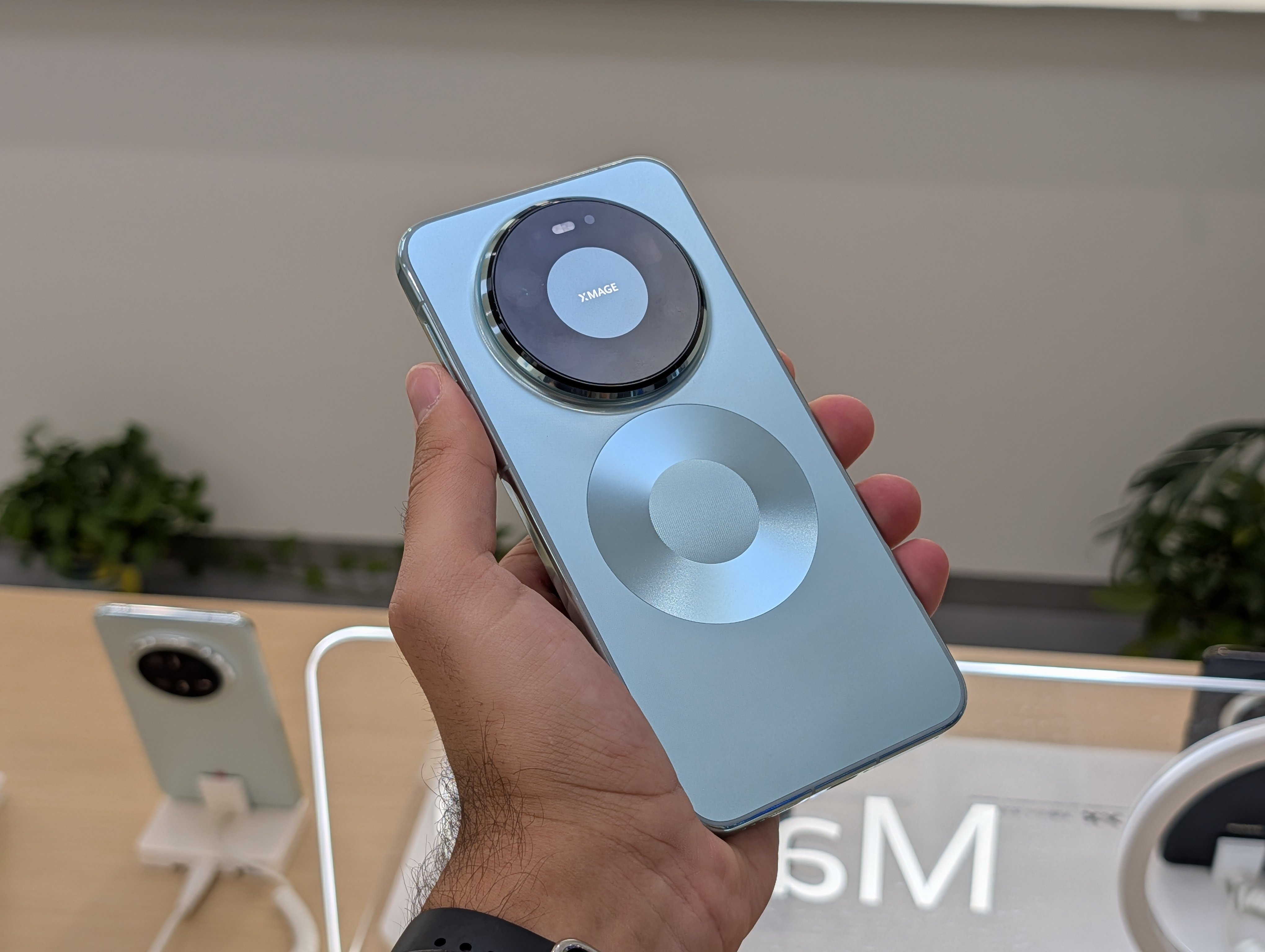 Prise en main du Huawei Mate 80 Pro Max : il ne passe pas inaperçu