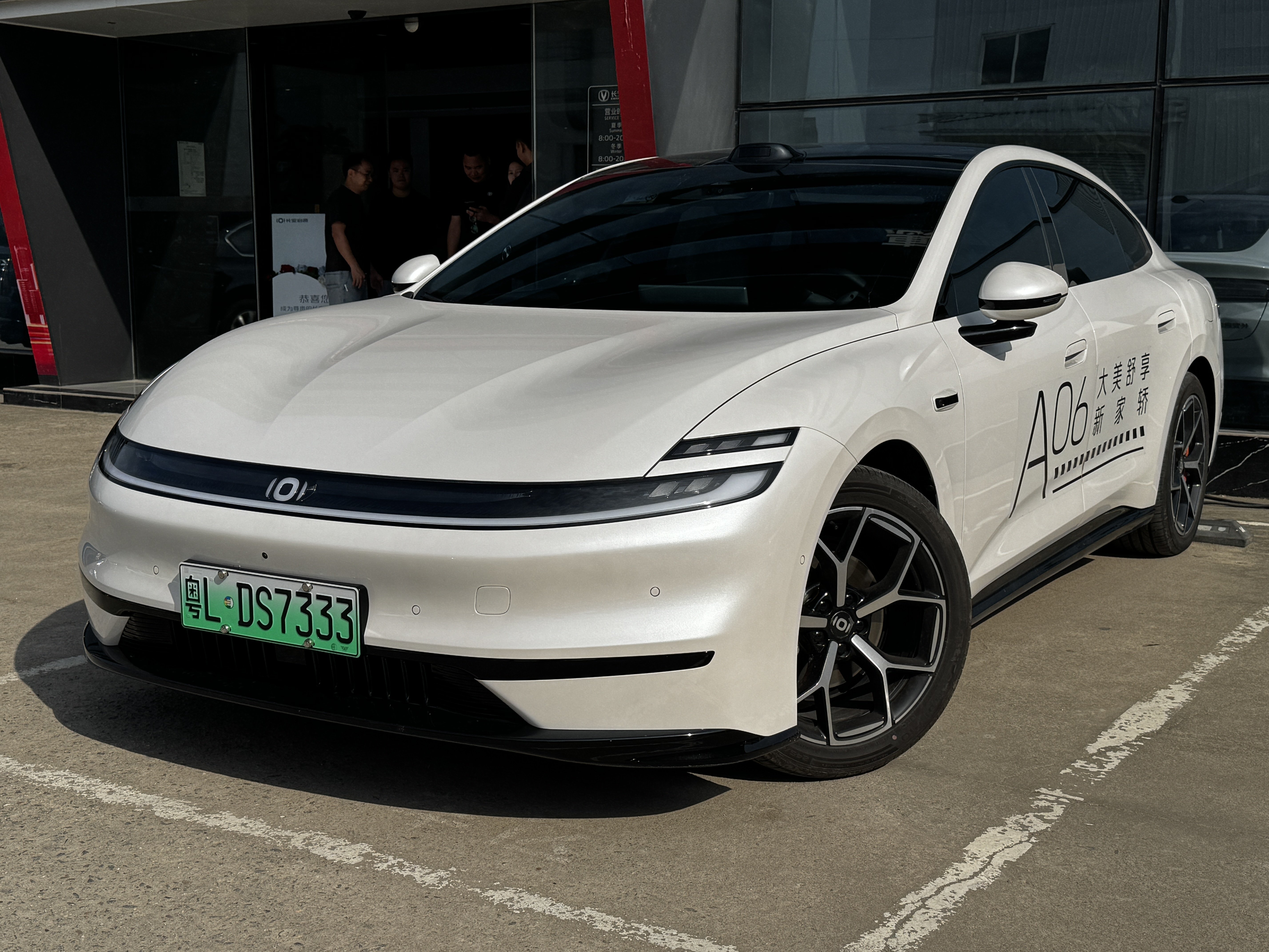 Elle coûte 2 fois moins cher qu&rsquo;une Tesla Model 3 et se recharge 2 fois plus vite : on a testé la Changan Nevo A06E