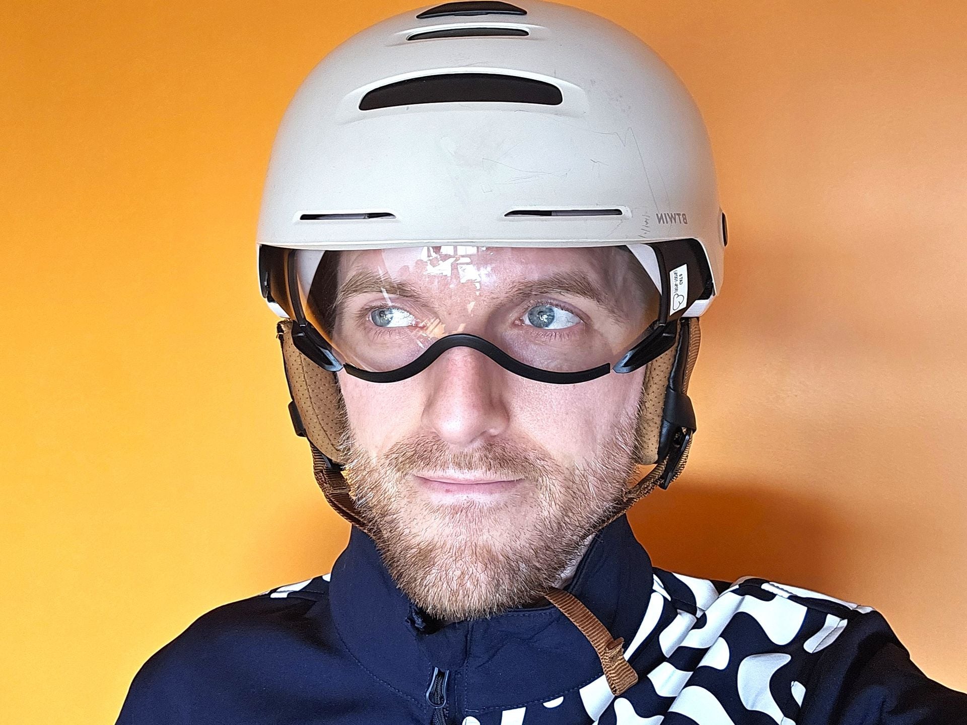 On a testé le casque vélo phare de Decathlon pendant 1 an : visionnaire mais sans bonne visière