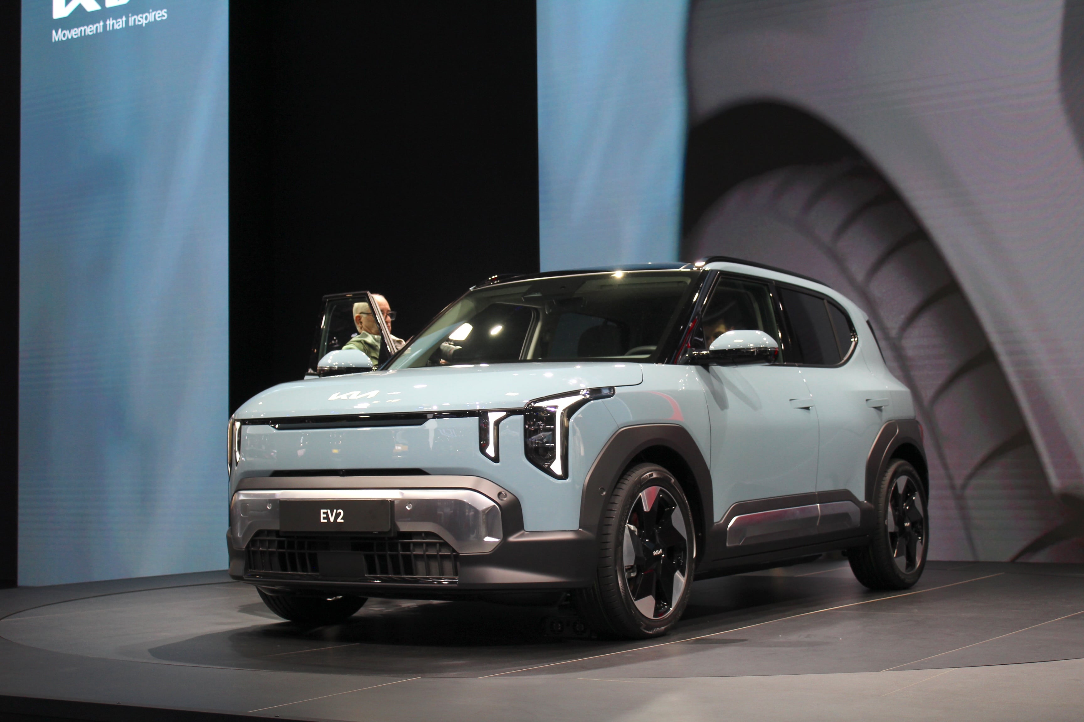 Je suis monté à bord du Kia EV2, et j’ai trouvé que cette voiture électrique abordable pouvait battre la Renault 4 E-Tech