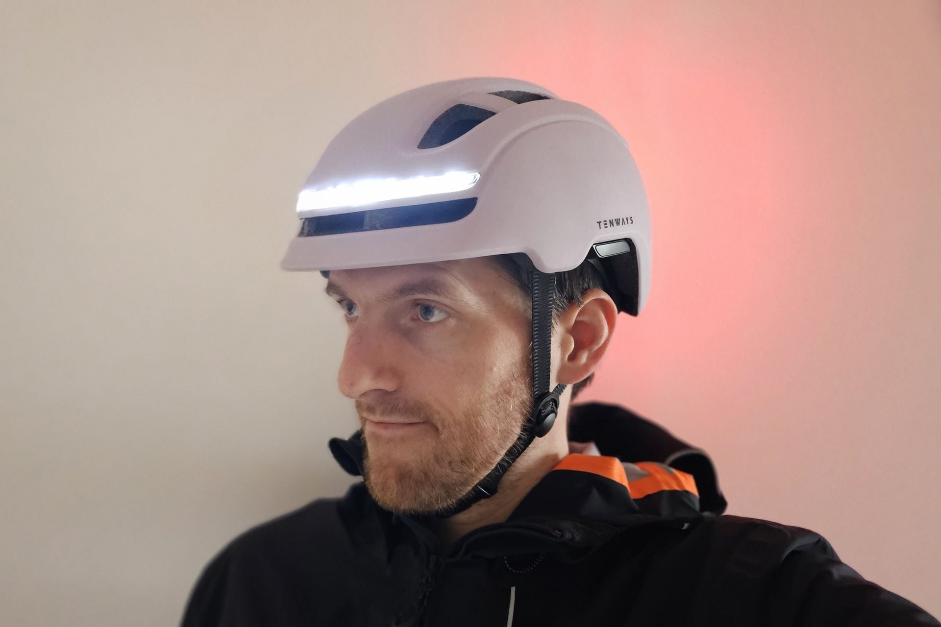 On a testé ce casque vélo qui permet d&rsquo;écouter de la musique et de passer des appels : promesse tenue, mais des défauts qui font tache