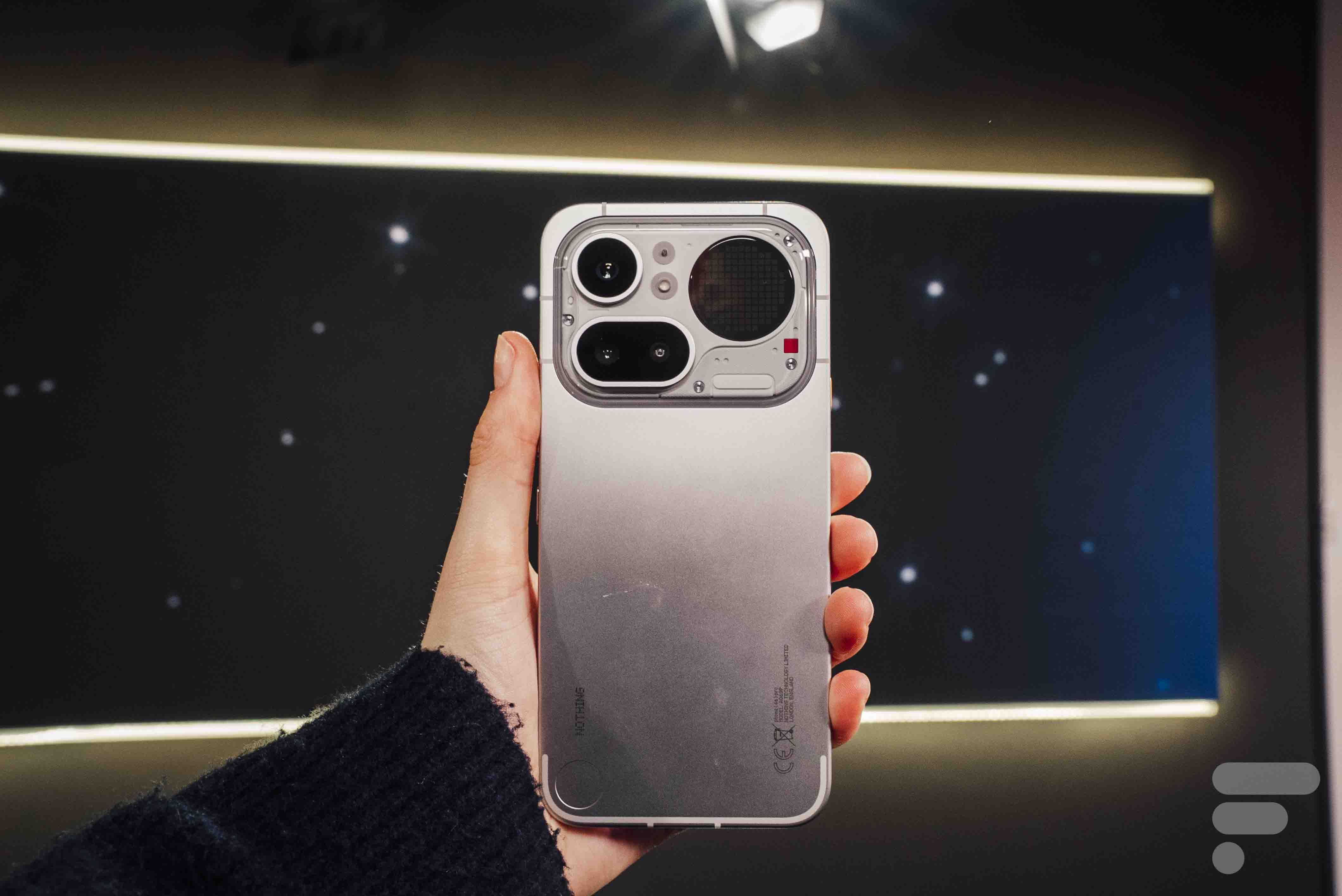 J&rsquo;ai testé cet OVNI, le Nothing Phone (4a) Pro : un petit écran au dos et un zoom bluffant pour son prix