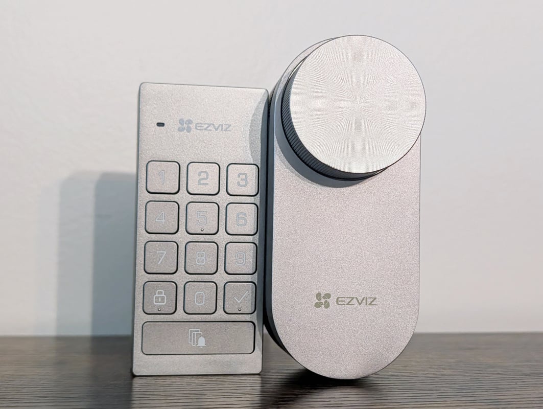 Ce boîtier à 250 euros gère toute la sécurité de ma porte d&rsquo;entrée : test de la Ezviz DL01 Pro Kit